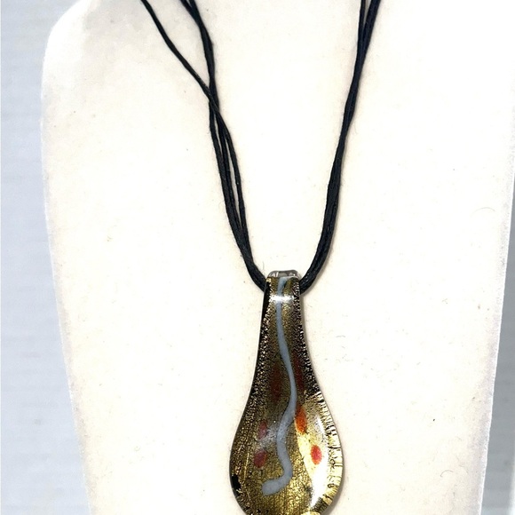 Elegant Gold and Black Pendant Necklace 10 1/2’‎ - Picture 2 of 2